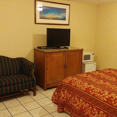 Country Regency Inn & Suites Manvel Exterior photo