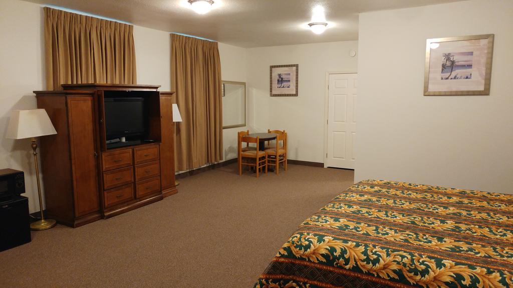 Country Regency Inn & Suites Manvel Exterior photo