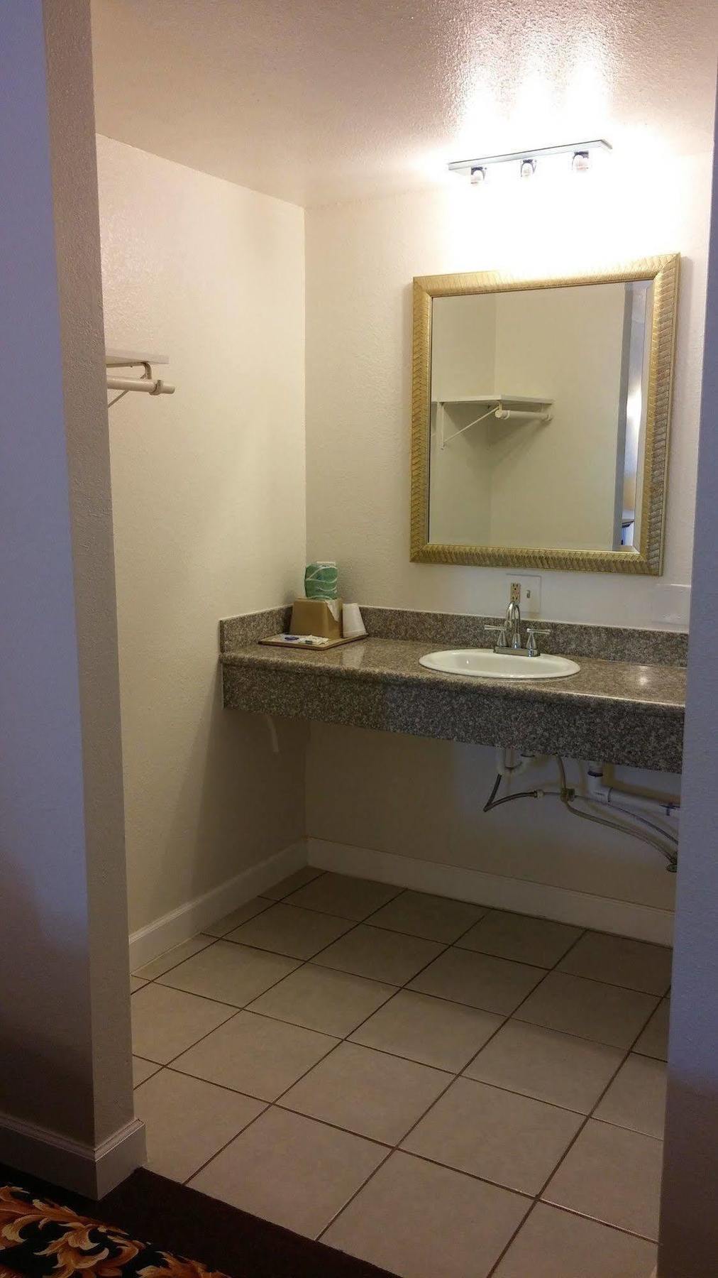 Country Regency Inn & Suites Manvel Exterior photo