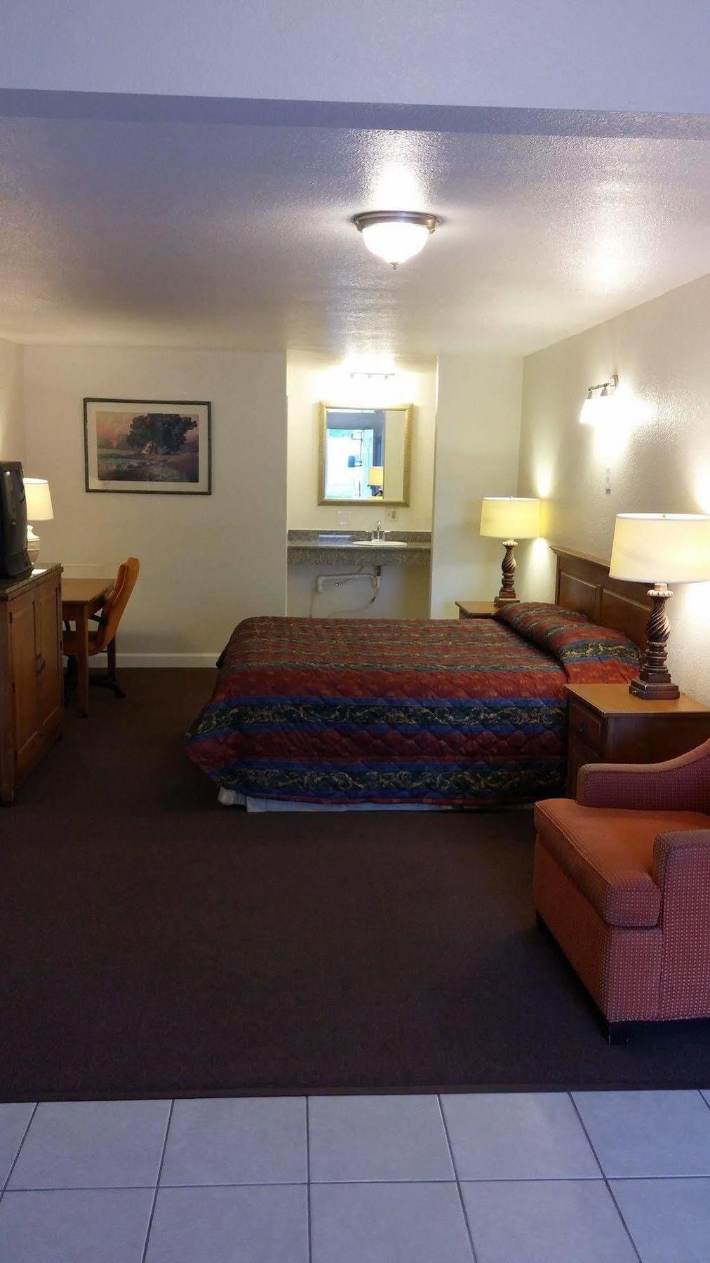 Country Regency Inn & Suites Manvel Exterior photo