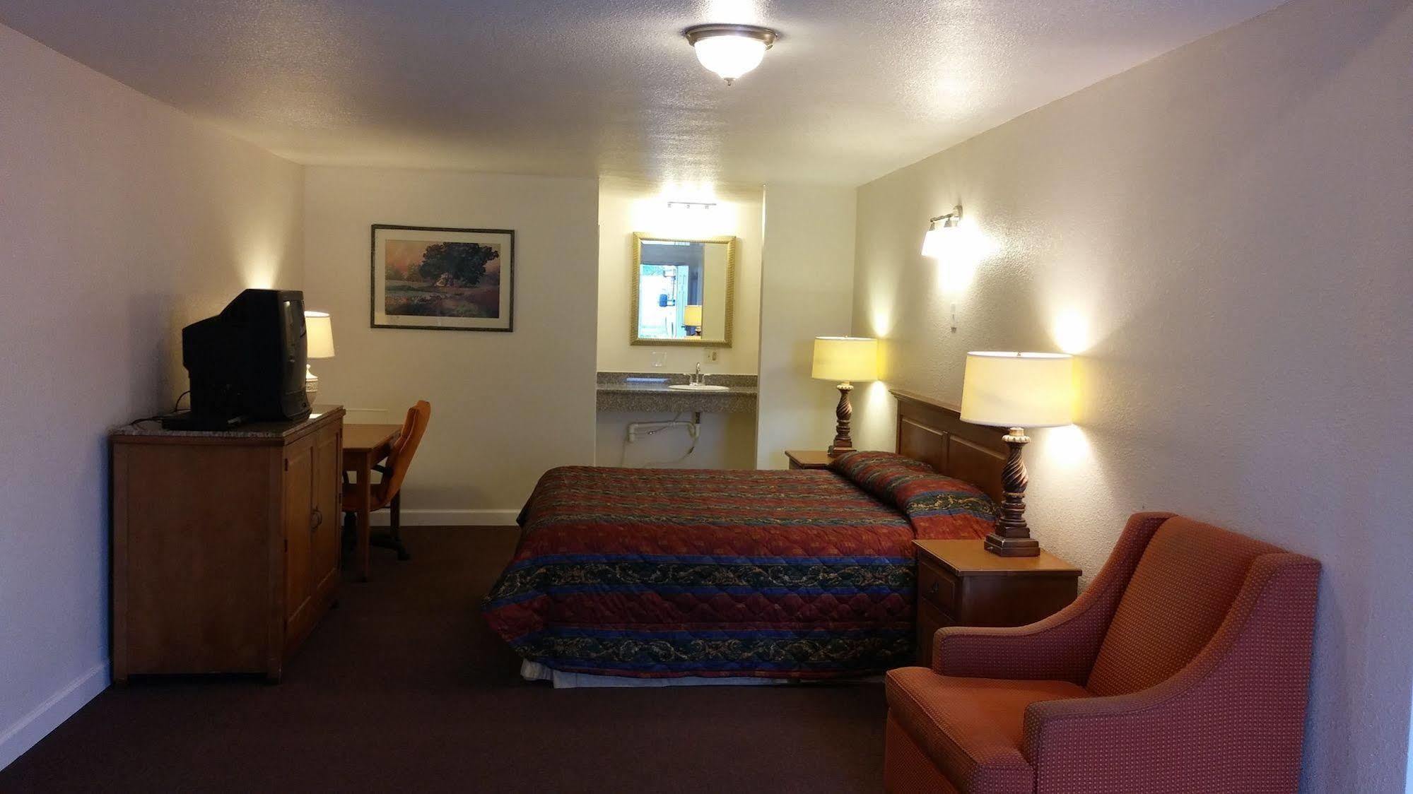 Country Regency Inn & Suites Manvel Exterior photo