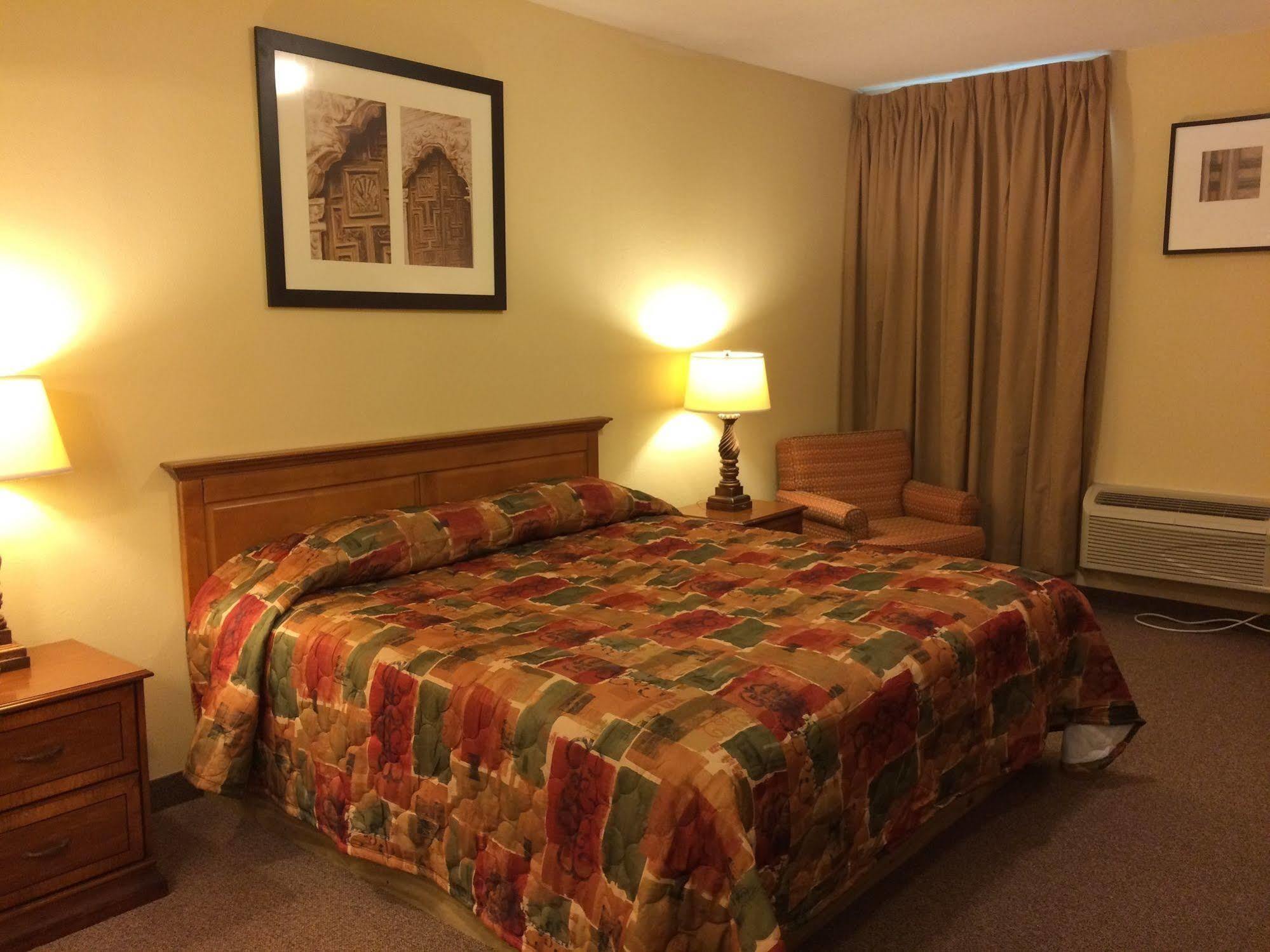 Country Regency Inn & Suites Manvel Exterior photo