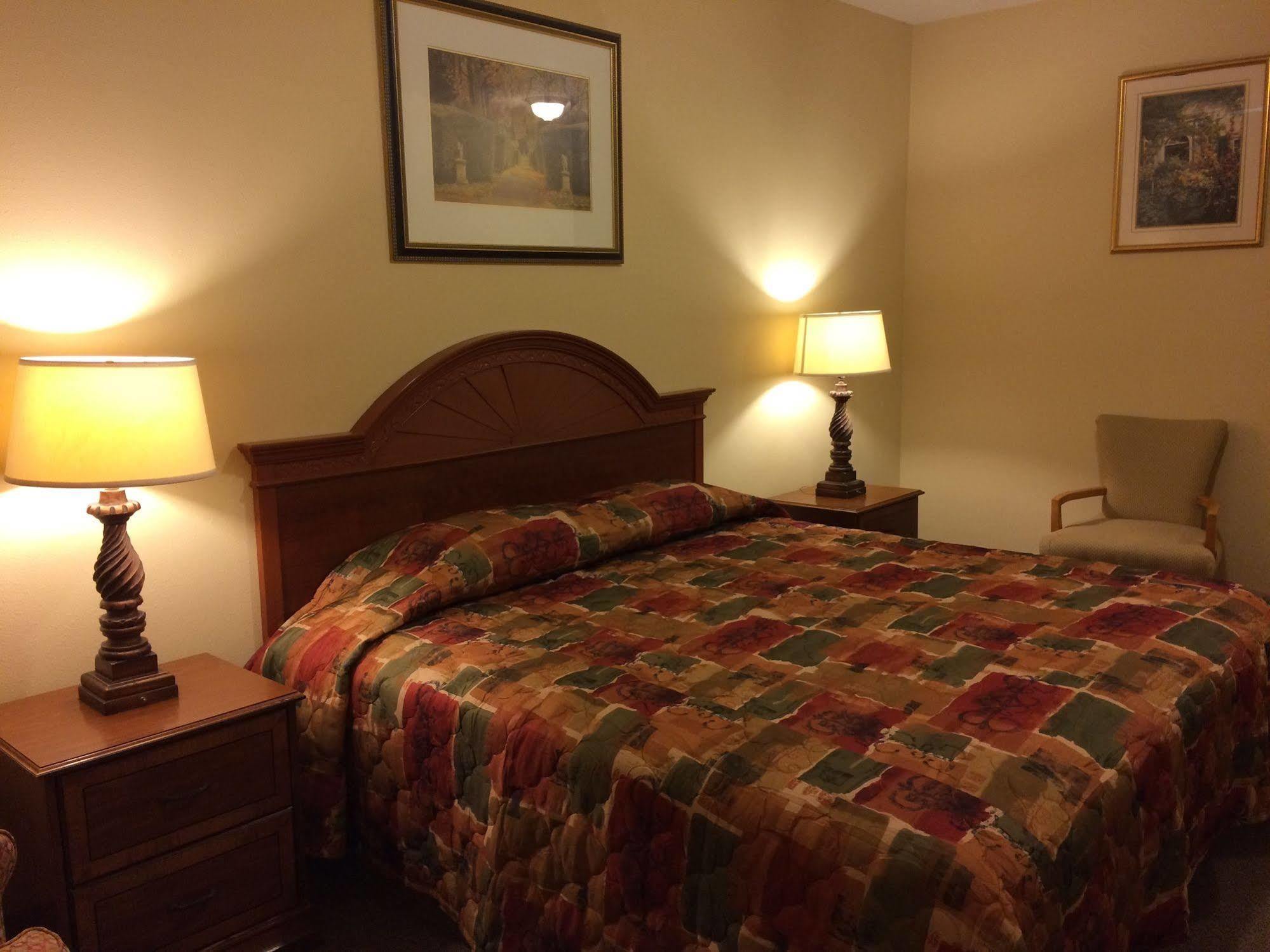 Country Regency Inn & Suites Manvel Exterior photo