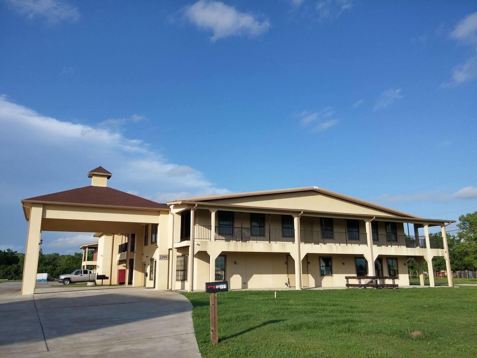 Country Regency Inn & Suites Manvel Exterior photo