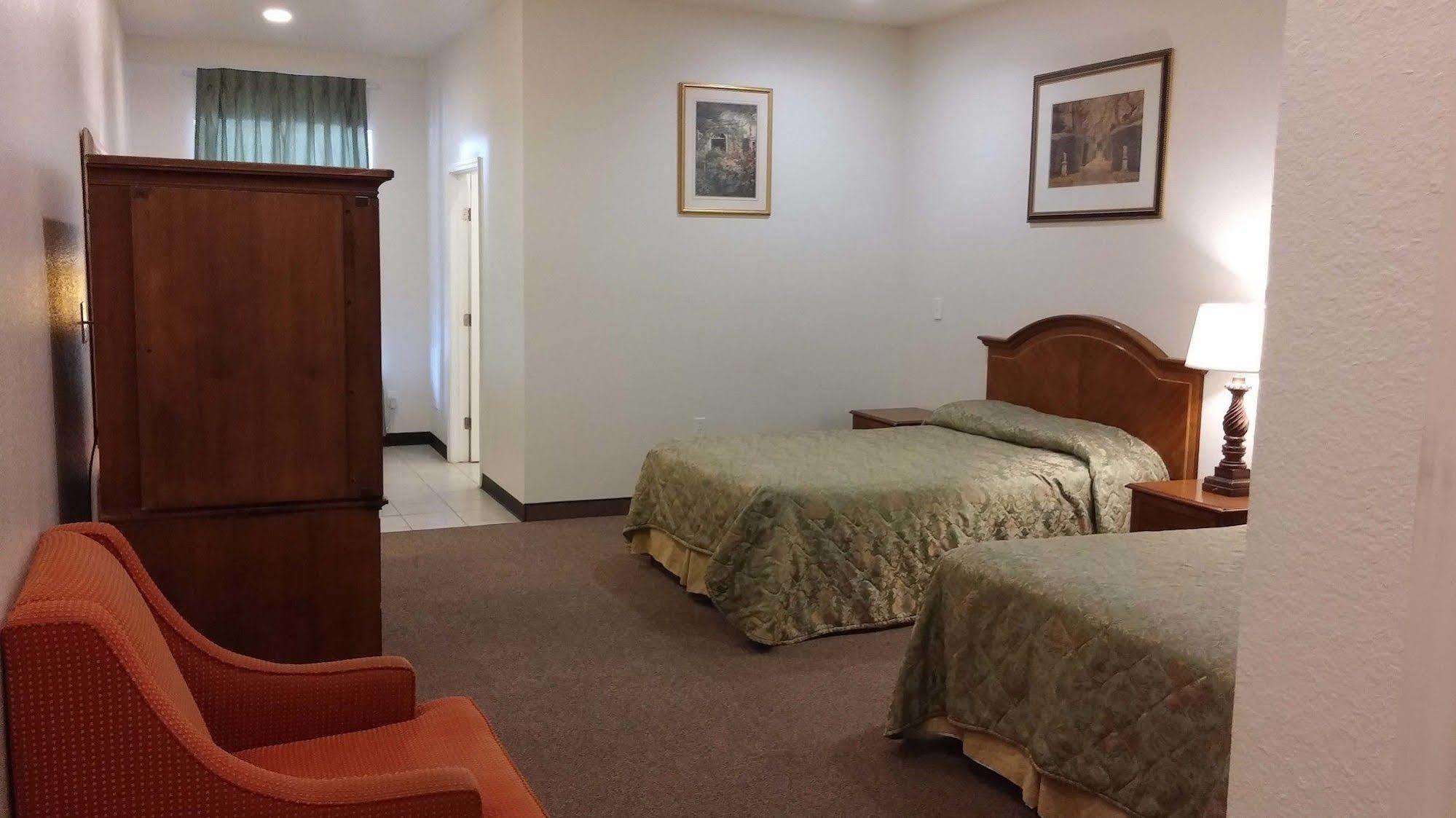 Country Regency Inn & Suites Manvel Exterior photo